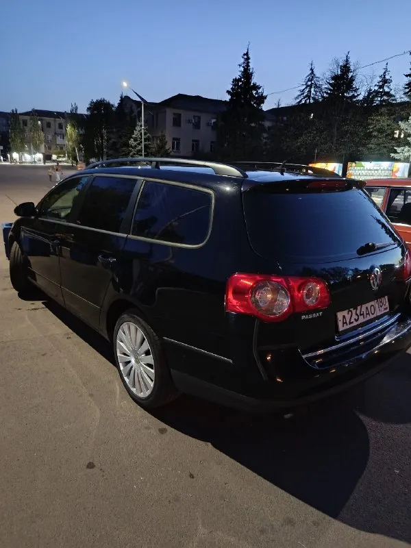 Продам volkswagen пассат б6 2005 год 2.0 140 л. с. один распредвал, пригнана с европы в 2021 году, в родном окрасе, масла фильтра менялись вовремя, по ходовке в отличном состоянии, механика шестиступка, салон в идеальном состоянии в салоне не курили, потолок чёрная алькантара. новые би лед модули. есть датчик дождя света, парктроники вкруг, круиз контроль, навигация. двухзонный климат. пробег 219 т. по авто ни одной ошибки. бережная эксплуатация второе авто в семье. любые проверки приветствуются. цена 930т. +79494611300 +79495020086 📞 звоните: +7(949)4611300 - фотография - 3
