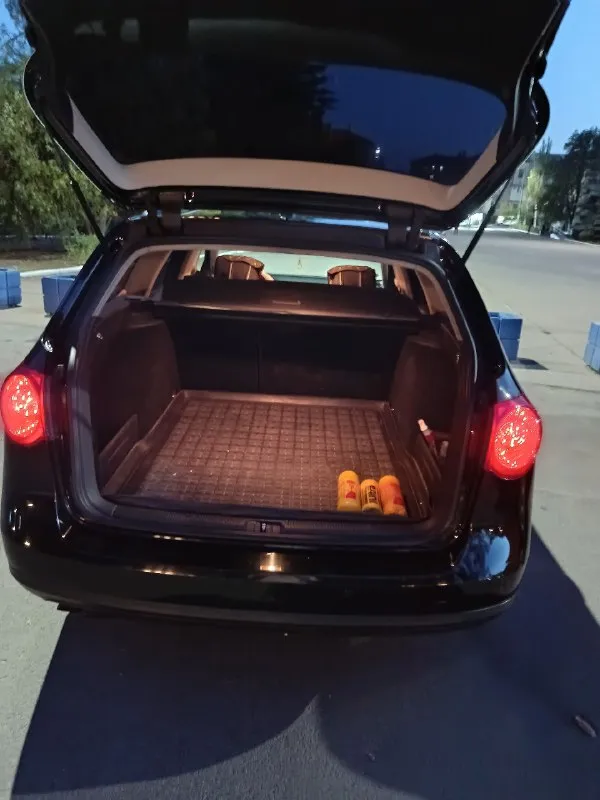 Продам volkswagen пассат б6 2005 год 2.0 140 л. с. один распредвал, пригнана с европы в 2021 году, в родном окрасе, масла фильтра менялись вовремя, по ходовке в отличном состоянии, механика шестиступка, салон в идеальном состоянии в салоне не курили, потолок чёрная алькантара. новые би лед модули. есть датчик дождя света, парктроники вкруг, круиз контроль, навигация. двухзонный климат. пробег 219 т. по авто ни одной ошибки. бережная эксплуатация второе авто в семье. любые проверки приветствуются. цена 930т. +79494611300 +79495020086 📞 звоните: +7(949)4611300 - фотография - 6