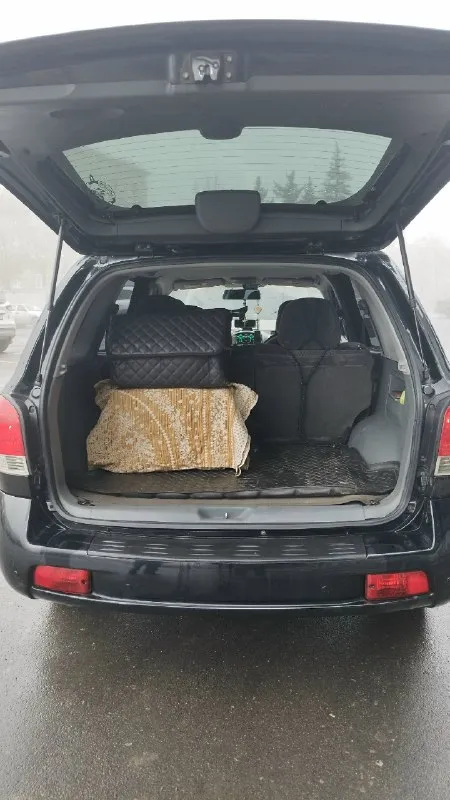 Продам hyundai santa fe classic год выпуска: 2003 поколение: i (2000—2012) пробег: 170 000 км объём двигателя: 2.2 л тип двигателя: бензин коробка передач: автомат привод: передний тип кузова: внедорожник 5-дверный руль: левый мощность: 146 л. с. 4 электростеклоподъемника, круиз контроль, бортовой компьютер, сенсорная магнитола 2 din с видеорегистратором, электрозеркала, автозапуск, противотуманные фары, в комплекте резина зима/лето на титанах, по документам все в порядке, я хозяин, есть нюансы по коробке, по лакокрасочным, цена 450 000 руб, торг, донецк, калининский район. по всем вопросам +79494794671. 📞 звоните: +7(949)4794671 - фотография - 3