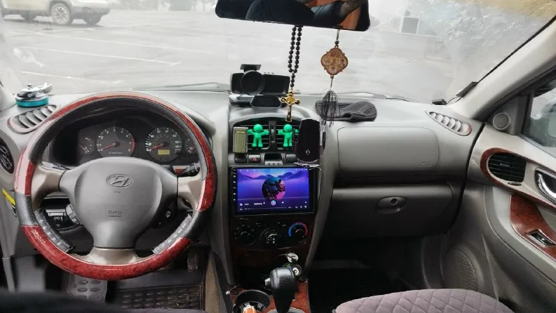 Продам hyundai santa fe classic год выпуска: 2003 поколение: i (2000—2012) пробег: 170 000 км объём двигателя: 2.2 л тип двигателя: бензин коробка передач: автомат привод: передний тип кузова: внедорожник 5-дверный руль: левый мощность: 146 л. с. 4 электростеклоподъемника, круиз контроль, бортовой компьютер, сенсорная магнитола 2 din с видеорегистратором, электрозеркала, автозапуск, противотуманные фары, в комплекте резина зима/лето на титанах, по документам все в порядке, я хозяин, есть нюансы по коробке, по лакокрасочным, цена 450 000 руб, торг, донецк, калининский район. по всем вопросам +79494794671. 📞 звоните: +7(949)4794671 - фотография - 7