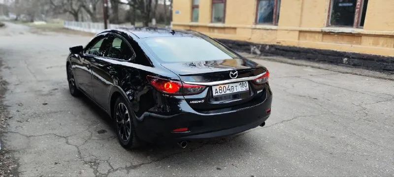 Продам mazda 6 grand touring год выпуска:2015 двигатель:2.5 бензин пробег:152000 коробка:автомат автомобиль в полной комплектации:кожаный салон с красной строчкой, электро-регулировка сидений, люк, система i-eloop(помогает снизить расход топлива на 10%), кнопка старт- стоп, мультируль, бортовой компьютер, камера заднего вида, обогрев зеркал и стекол, адаптивный свет, стоят новые bi-led линзы, датчик дождя, датчик давления шин, датчик слепых зон, удержание полосы, бесключевой доступ. машина в хорошем состоянии, покрыта керамикой, технически полностью обслужена. 1,850🍋 +79496204279 📞 звоните: +7(949)6204279 - фотография - 3