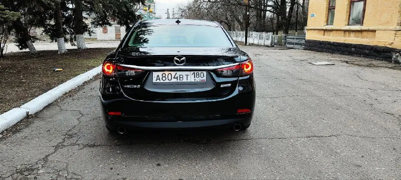 Продам mazda 6 grand touring год выпуска:2015 двигатель:2.5 бензин пробег:152000 коробка:автомат автомобиль в полной комплектации:кожаный салон с красной строчкой, электро-регулировка сидений, люк, система i-eloop(помогает снизить расход топлива на 10%), кнопка старт- стоп, мультируль, бортовой компьютер, камера заднего вида, обогрев зеркал и стекол, адаптивный свет, стоят новые bi-led линзы, датчик дождя, датчик давления шин, датчик слепых зон, удержание полосы, бесключевой доступ. машина в хорошем состоянии, покрыта керамикой, технически полностью обслужена. 1,850🍋 +79496204279 📞 звоните: +7(949)6204279 - фотография - 4