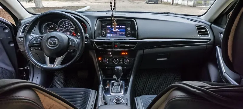 Продам mazda 6 grand touring год выпуска:2015 двигатель:2.5 бензин пробег:152000 коробка:автомат автомобиль в полной комплектации:кожаный салон с красной строчкой, электро-регулировка сидений, люк, система i-eloop(помогает снизить расход топлива на 10%), кнопка старт- стоп, мультируль, бортовой компьютер, камера заднего вида, обогрев зеркал и стекол, адаптивный свет, стоят новые bi-led линзы, датчик дождя, датчик давления шин, датчик слепых зон, удержание полосы, бесключевой доступ. машина в хорошем состоянии, покрыта керамикой, технически полностью обслужена. 1,850🍋 +79496204279 📞 звоните: +7(949)6204279 - фотография - 5