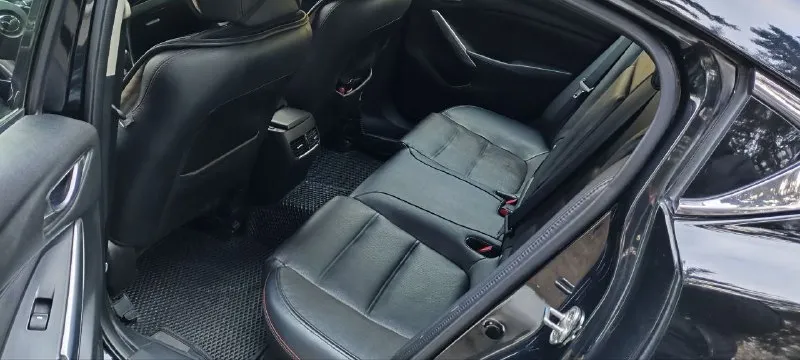 Продам mazda 6 grand touring год выпуска:2015 двигатель:2.5 бензин пробег:152000 коробка:автомат автомобиль в полной комплектации:кожаный салон с красной строчкой, электро-регулировка сидений, люк, система i-eloop(помогает снизить расход топлива на 10%), кнопка старт- стоп, мультируль, бортовой компьютер, камера заднего вида, обогрев зеркал и стекол, адаптивный свет, стоят новые bi-led линзы, датчик дождя, датчик давления шин, датчик слепых зон, удержание полосы, бесключевой доступ. машина в хорошем состоянии, покрыта керамикой, технически полностью обслужена. 1,850🍋 +79496204279 📞 звоните: +7(949)6204279 - фотография - 6