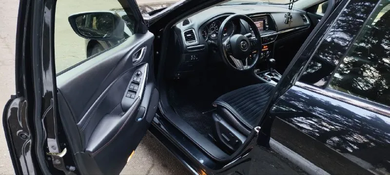 Продам mazda 6 grand touring год выпуска:2015 двигатель:2.5 бензин пробег:152000 коробка:автомат автомобиль в полной комплектации:кожаный салон с красной строчкой, электро-регулировка сидений, люк, система i-eloop(помогает снизить расход топлива на 10%), кнопка старт- стоп, мультируль, бортовой компьютер, камера заднего вида, обогрев зеркал и стекол, адаптивный свет, стоят новые bi-led линзы, датчик дождя, датчик давления шин, датчик слепых зон, удержание полосы, бесключевой доступ. машина в хорошем состоянии, покрыта керамикой, технически полностью обслужена. 1,850🍋 +79496204279 📞 звоните: +7(949)6204279 - фотография - 7