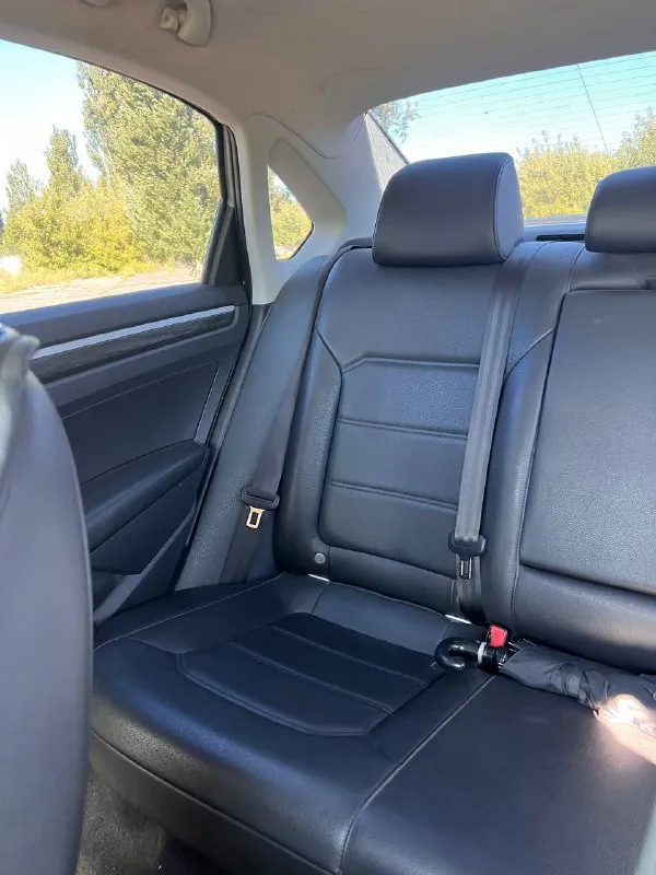 Продам volkswagen passat b8 2016 в заводском обвесе r-line цена: 1.490 000 без торга! пробег родной: 100 000 км, любые проверки приветствуются. мотор 1.8 работает отлично, масло не ест, не троит, работает без посторонних звуков. замена масла в моторе каждые 5 тыс км. коробка акпп надежный aisin, работает отлично, без пинков, рывков и тд. ходовая часть на 5+, все обслужено ничего делать не нужно. машина в лучшей комплектации. есть все! бортовой компьютер, панорама, адаптивный круиз с датчиком контроля дистанции спереди и сзади, мультируль, электропривод сидений, датчик света, подогрев сидений, климат контроль (2-х зонный), камера заднего вида, кондиционер заправлен и работает на твердую 5 цена: 1 490 000, ниже не будет +79493789493 - фотография - 7