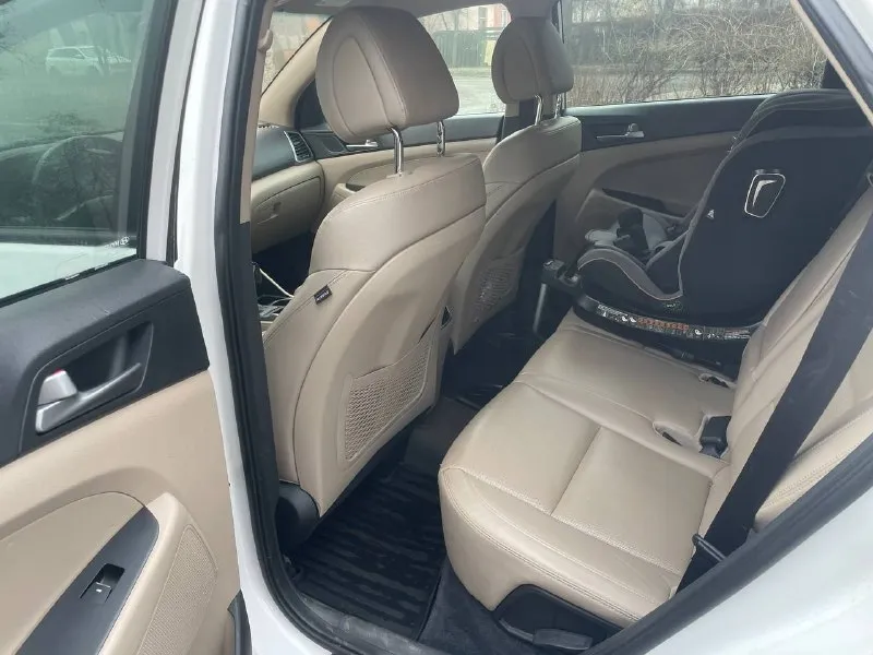 Продаётся hyundai tucson 2015 года выпуска ✔️ компактный кроссовер с автоматической коробкой передач и полным приводом. ✔️объём двигателя -1,6.мощностью 177л. с ✔️ пробег 162 тысячи километров. ✔️ двухзонным климат-контролем для комфорта водителя и пассажиров. ✔️ современной аудиосистемой с поддержкой carplay для удобного подключения смартфона. ✔️ парктрониками и датчиками слепых зон для вашей безопасности. ✔️комплект зимней и летней резины ➡️ цена: 2 150 000 рублей, возможен разумный торг. 📞 звоните по номеру телефона: +7 (949) 202-05-77. 📞 звоните: +7(949)2020577 - фотография - 2