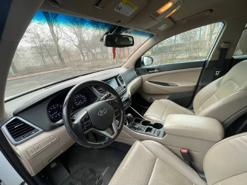 Продаётся hyundai tucson 2015 года выпуска ✔️ компактный кроссовер с автоматической коробкой передач и полным приводом. ✔️объём двигателя -1,6.мощностью 177л. с ✔️ пробег 162 тысячи километров. ✔️ двухзонным климат-контролем для комфорта водителя и пассажиров. ✔️ современной аудиосистемой с поддержкой carplay для удобного подключения смартфона. ✔️ парктрониками и датчиками слепых зон для вашей безопасности. ✔️комплект зимней и летней резины ➡️ цена: 2 150 000 рублей, возможен разумный торг. 📞 звоните по номеру телефона: +7 (949) 202-05-77. 📞 звоните: +7(949)2020577 - фотография - 3