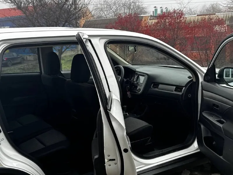 В продаже mitsubishi outlander 2015 года выпуска! автомобиль на бензиновом моторе объемом 2.0 литра, по технике абсолютно никаких вложений не требует, коробка работает идеально! автомобиль полностью в родной краске в красивом белом цвете на красивых дисках без внимания не остаётся, также хорошая комплектация: мульти руль, подогревы сидений, камера заднего вида, хорошая музыка, климат контроль, и тд! юридически абсолютно чистый автомобиль, возможна продажа в кредит также рассмотрю ваши предложения на обмен. осмотр донецк цена: 1.580.000₽, торг быстрому покупателю ☎️ +7 (949) 628-72-17 📞 звоните: +7(949)6287217 - фотография - 10