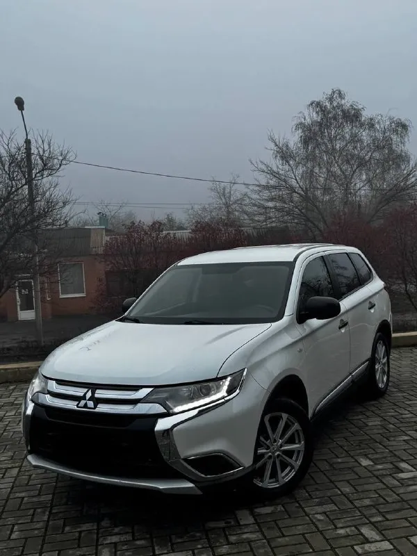 В продаже mitsubishi outlander 2015 года выпуска! автомобиль на бензиновом моторе объемом 2.0 литра, по технике абсолютно никаких вложений не требует, коробка работает идеально! автомобиль полностью в родной краске в красивом белом цвете на красивых дисках без внимания не остаётся, также хорошая комплектация: мульти руль, подогревы сидений, камера заднего вида, хорошая музыка, климат контроль, и тд! юридически абсолютно чистый автомобиль, возможна продажа в кредит также рассмотрю ваши предложения на обмен. осмотр донецк цена: 1.580.000₽, торг быстрому покупателю ☎️ +7 (949) 628-72-17 📞 звоните: +7(949)6287217 - фотография - 2