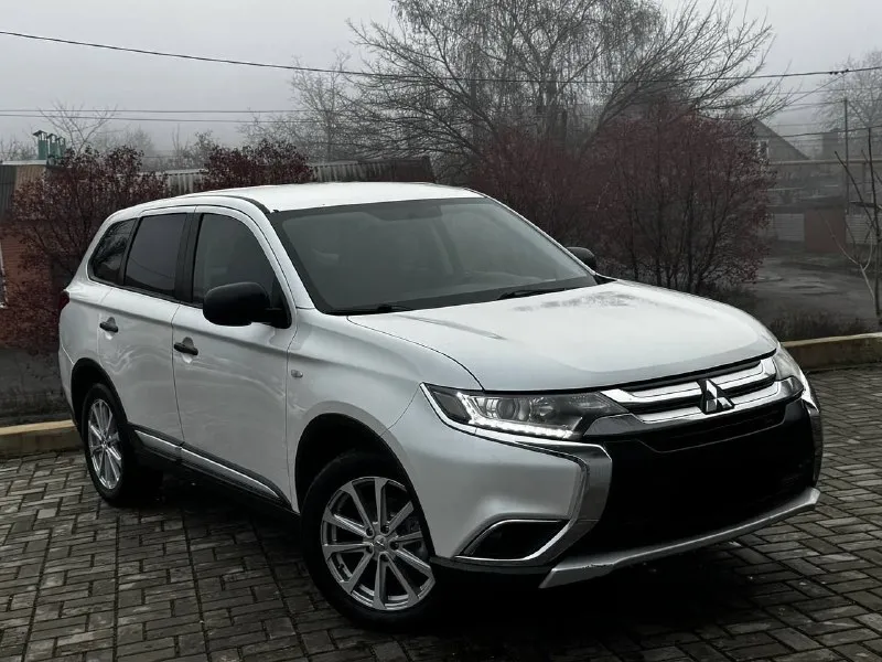 В продаже mitsubishi outlander 2015 года выпуска! автомобиль на бензиновом моторе объемом 2.0 литра, по технике абсолютно никаких вложений не требует, коробка работает идеально! автомобиль полностью в родной краске в красивом белом цвете на красивых дисках без внимания не остаётся, также хорошая комплектация: мульти руль, подогревы сидений, камера заднего вида, хорошая музыка, климат контроль, и тд! юридически абсолютно чистый автомобиль, возможна продажа в кредит также рассмотрю ваши предложения на обмен. осмотр донецк цена: 1.580.000₽, торг быстрому покупателю ☎️ +7 (949) 628-72-17 📞 звоните: +7(949)6287217 - фотография - 3