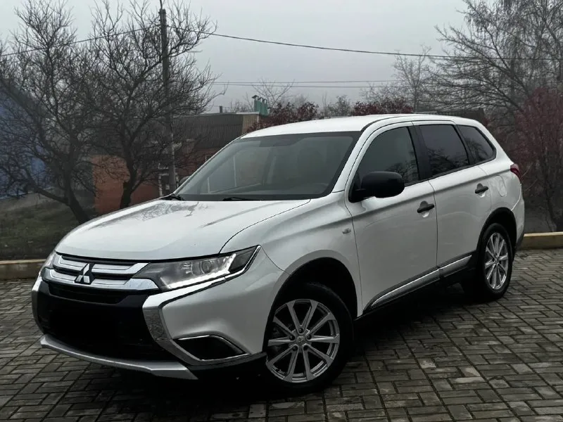 В продаже mitsubishi outlander 2015 года выпуска! автомобиль на бензиновом моторе объемом 2.0 литра, по технике абсолютно никаких вложений не требует, коробка работает идеально! автомобиль полностью в родной краске в красивом белом цвете на красивых дисках без внимания не остаётся, также хорошая комплектация: мульти руль, подогревы сидений, камера заднего вида, хорошая музыка, климат контроль, и тд! юридически абсолютно чистый автомобиль, возможна продажа в кредит также рассмотрю ваши предложения на обмен. осмотр донецк цена: 1.580.000₽, торг быстрому покупателю ☎️ +7 (949) 628-72-17 📞 звоните: +7(949)6287217 - фотография - 4