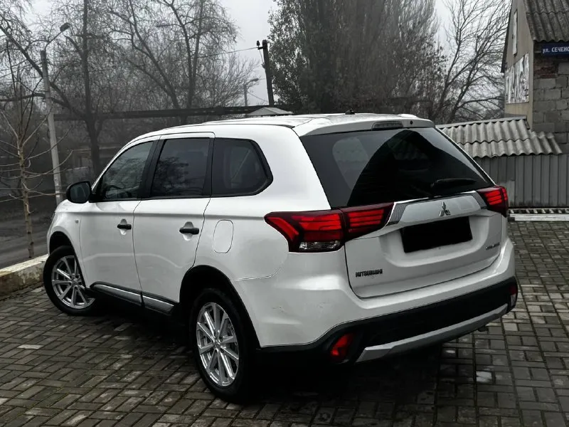 В продаже mitsubishi outlander 2015 года выпуска! автомобиль на бензиновом моторе объемом 2.0 литра, по технике абсолютно никаких вложений не требует, коробка работает идеально! автомобиль полностью в родной краске в красивом белом цвете на красивых дисках без внимания не остаётся, также хорошая комплектация: мульти руль, подогревы сидений, камера заднего вида, хорошая музыка, климат контроль, и тд! юридически абсолютно чистый автомобиль, возможна продажа в кредит также рассмотрю ваши предложения на обмен. осмотр донецк цена: 1.580.000₽, торг быстрому покупателю ☎️ +7 (949) 628-72-17 📞 звоните: +7(949)6287217 - фотография - 6