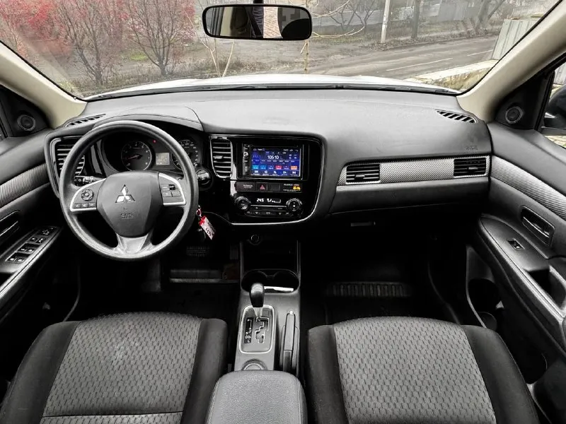 В продаже mitsubishi outlander 2015 года выпуска! автомобиль на бензиновом моторе объемом 2.0 литра, по технике абсолютно никаких вложений не требует, коробка работает идеально! автомобиль полностью в родной краске в красивом белом цвете на красивых дисках без внимания не остаётся, также хорошая комплектация: мульти руль, подогревы сидений, камера заднего вида, хорошая музыка, климат контроль, и тд! юридически абсолютно чистый автомобиль, возможна продажа в кредит также рассмотрю ваши предложения на обмен. осмотр донецк цена: 1.580.000₽, торг быстрому покупателю ☎️ +7 (949) 628-72-17 📞 звоните: +7(949)6287217 - фотография - 7