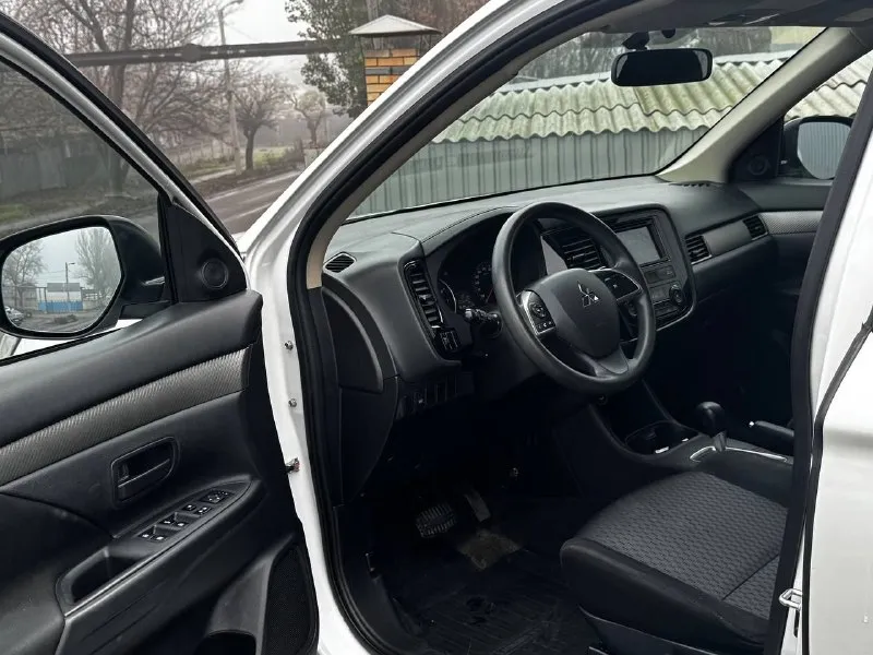 В продаже mitsubishi outlander 2015 года выпуска! автомобиль на бензиновом моторе объемом 2.0 литра, по технике абсолютно никаких вложений не требует, коробка работает идеально! автомобиль полностью в родной краске в красивом белом цвете на красивых дисках без внимания не остаётся, также хорошая комплектация: мульти руль, подогревы сидений, камера заднего вида, хорошая музыка, климат контроль, и тд! юридически абсолютно чистый автомобиль, возможна продажа в кредит также рассмотрю ваши предложения на обмен. осмотр донецк цена: 1.580.000₽, торг быстрому покупателю ☎️ +7 (949) 628-72-17 📞 звоните: +7(949)6287217 - фотография - 8