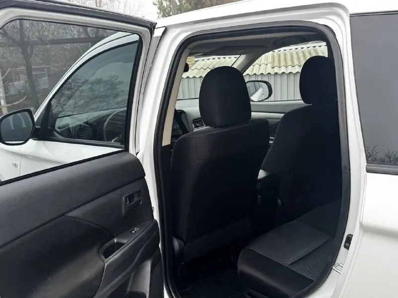 В продаже mitsubishi outlander 2015 года выпуска! автомобиль на бензиновом моторе объемом 2.0 литра, по технике абсолютно никаких вложений не требует, коробка работает идеально! автомобиль полностью в родной краске в красивом белом цвете на красивых дисках без внимания не остаётся, также хорошая комплектация: мульти руль, подогревы сидений, камера заднего вида, хорошая музыка, климат контроль, и тд! юридически абсолютно чистый автомобиль, возможна продажа в кредит также рассмотрю ваши предложения на обмен. осмотр донецк цена: 1.580.000₽, торг быстрому покупателю ☎️ +7 (949) 628-72-17 📞 звоните: +7(949)6287217 - фотография - 9