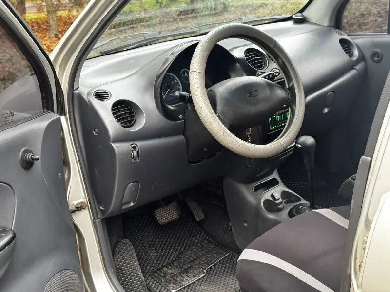 В продаже практичный и в тоже время экономичный автомобиль daewoo matiz 2007 года, автомат, газ-бензин! двигатель 0.8 работает идеально, тянет будь здоров, также установлено и вписано гбо, ходовая идеальная. работает идеально, никаких пинков и рывков нет! установлена неплохая музыка, печка греет, кондёр морозит, работает абсолютно все! два электро стеклоподъемника, гидроусилитель руля. юридически чистая, возможен любой вид переоформления! осмотр донецк 🔥цена: 280.000 ₽🔥 +79496287217 📞 звоните: +7(949)6287217 - фотография - 9