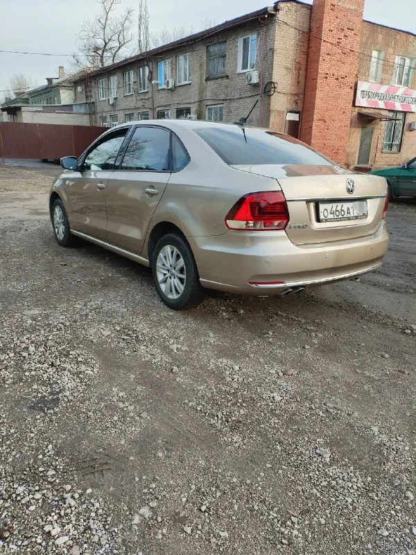 Продам volkswagen polo в отличном состоянии! год выпуска 2017, объём двигателя 1.4 (турбо) 122 л. с, кпп автомат. расход топлива город (7-8л) трасса (5л) 1собственник. любые проверки! пробег 185000км, всё что нужно менялось вовремя, резина лето+ зима. в комплектации: 4 стеклоподъёмника, парктроник, климат контроль, круиз контроль, мультируль, регулировка и подогрев зеркал. подогрев сидений, центральный замок/сигнализация, автозапуск. 2 ключа. птс оригинал. автомобиль не требует вложений. цена 1120000 торг. . осмотр макеевка. любое переоформление. дополнительная информация по телефону +79493027533 +79495800251 - фотография - 4