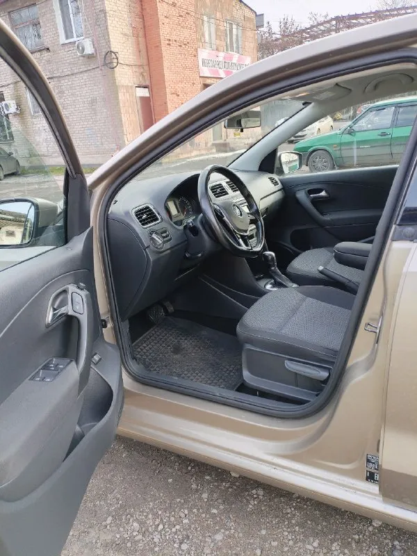 Продам volkswagen polo в отличном состоянии! год выпуска 2017, объём двигателя 1.4 (турбо) 122 л. с, кпп автомат. расход топлива город (7-8л) трасса (5л) 1собственник. любые проверки! пробег 185000км, всё что нужно менялось вовремя, резина лето+ зима. в комплектации: 4 стеклоподъёмника, парктроник, климат контроль, круиз контроль, мультируль, регулировка и подогрев зеркал. подогрев сидений, центральный замок/сигнализация, автозапуск. 2 ключа. птс оригинал. автомобиль не требует вложений. цена 1120000 торг. . осмотр макеевка. любое переоформление. дополнительная информация по телефону +79493027533 +79495800251 - фотография - 7