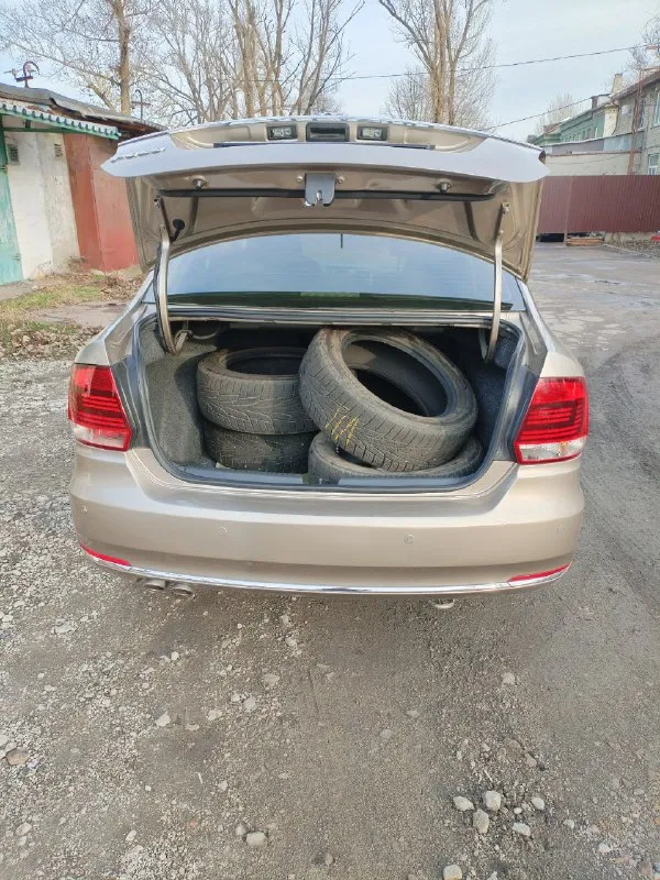 Продам volkswagen polo в отличном состоянии! год выпуска 2017, объём двигателя 1.4 (турбо) 122 л. с, кпп автомат. расход топлива город (7-8л) трасса (5л) 1собственник. любые проверки! пробег 185000км, всё что нужно менялось вовремя, резина лето+ зима. в комплектации: 4 стеклоподъёмника, парктроник, климат контроль, круиз контроль, мультируль, регулировка и подогрев зеркал. подогрев сидений, центральный замок/сигнализация, автозапуск. 2 ключа. птс оригинал. автомобиль не требует вложений. цена 1120000 торг. . осмотр макеевка. любое переоформление. дополнительная информация по телефону +79493027533 +79495800251 - фотография - 9