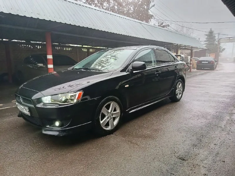Продам mitsubishi lancer 10 год 2008 мотор 1.6 пробег 200 000 коробка автомат айсин не вариатор владельца 3 состояние авто идеальное мотор работает отлично не дымит не троит тянет хорошо без масла жора. коробка переключает плавно не пинает не буксует. ходовка взбитая без посторонних звуков. электрика вся работает кондиционер холодит отлично в машине очень хорошая печка на зиму готова. кузов без дтп в заводском окрасе кузов без гнили и рыжиков пороги арки в идеале в очень красивой внешке дорогие фары стоят лёд 2 этажа очень хороший свет салон ухоженный все что нужно работать в авто работает так ж второй комплект зимней резины 2 сезона проехала лето тоже в хорошем состоянии авто готова на любые поездки и проверки юридически чисто без штрафов запретов и арестов любой вид оформления кто ищет живой лансер это именно он цена 765 000 торг рассмотрю обмен телефон+79495504164 - фотография - 2