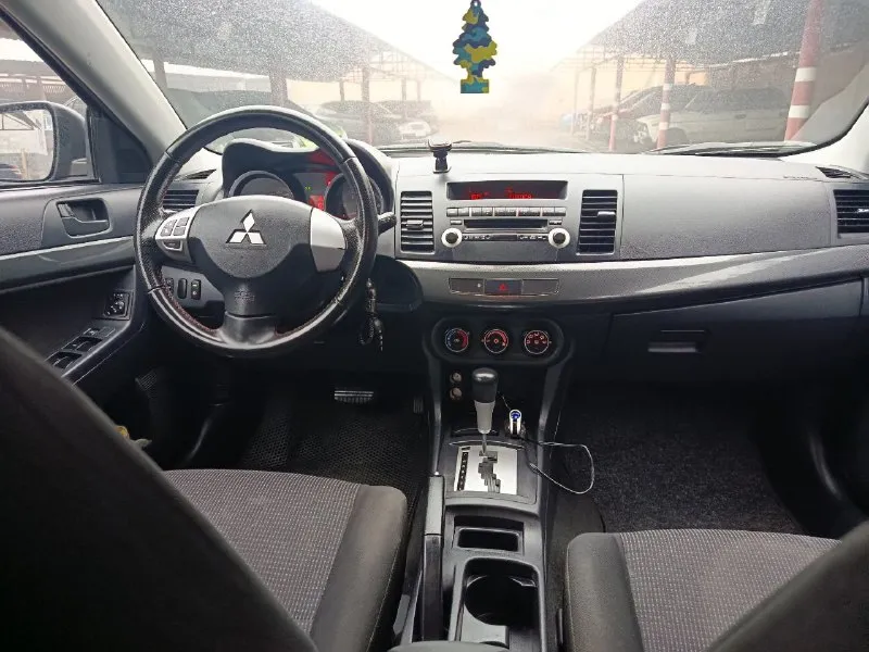 Продам mitsubishi lancer 10 год 2008 мотор 1.6 пробег 200 000 коробка автомат айсин не вариатор владельца 3 состояние авто идеальное мотор работает отлично не дымит не троит тянет хорошо без масла жора. коробка переключает плавно не пинает не буксует. ходовка взбитая без посторонних звуков. электрика вся работает кондиционер холодит отлично в машине очень хорошая печка на зиму готова. кузов без дтп в заводском окрасе кузов без гнили и рыжиков пороги арки в идеале в очень красивой внешке дорогие фары стоят лёд 2 этажа очень хороший свет салон ухоженный все что нужно работать в авто работает так ж второй комплект зимней резины 2 сезона проехала лето тоже в хорошем состоянии авто готова на любые поездки и проверки юридически чисто без штрафов запретов и арестов любой вид оформления кто ищет живой лансер это именно он цена 765 000 торг рассмотрю обмен телефон+79495504164 - фотография - 8