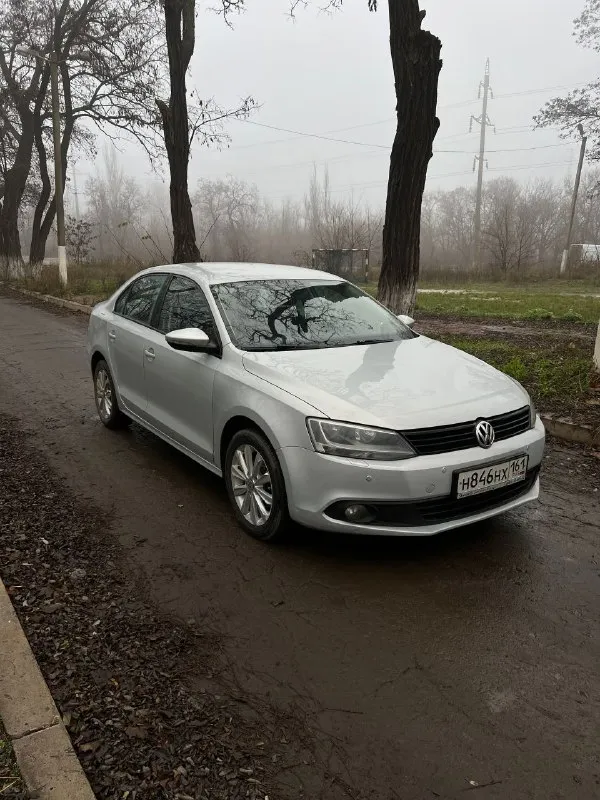 Продам volkswagen jetta vi в отличном состоянии. 1 хозяин за всю историю машины, без дтп, все стекла, фары и кузовные элементы заводские. двигатель 1.4tsi (caxa 122 л. с) коробка обычная механика 6-ти ступка. два комплекта колёс (зима и лето как новые). два ключа, сервисная книжка вся заполнена по сей день. зеленая автотека (пришлю по запросу). цена 865.000₽ (торг) звонки в любое время по номеру +79494210073 - фотография - 2