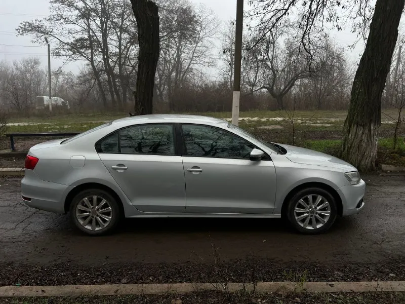 Продам volkswagen jetta vi в отличном состоянии. 1 хозяин за всю историю машины, без дтп, все стекла, фары и кузовные элементы заводские. двигатель 1.4tsi (caxa 122 л. с) коробка обычная механика 6-ти ступка. два комплекта колёс (зима и лето как новые). два ключа, сервисная книжка вся заполнена по сей день. зеленая автотека (пришлю по запросу). цена 865.000₽ (торг) звонки в любое время по номеру +79494210073 - фотография - 3