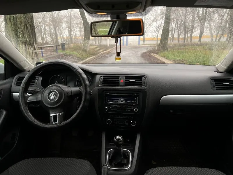 Продам volkswagen jetta vi в отличном состоянии. 1 хозяин за всю историю машины, без дтп, все стекла, фары и кузовные элементы заводские. двигатель 1.4tsi (caxa 122 л. с) коробка обычная механика 6-ти ступка. два комплекта колёс (зима и лето как новые). два ключа, сервисная книжка вся заполнена по сей день. зеленая автотека (пришлю по запросу). цена 865.000₽ (торг) звонки в любое время по номеру +79494210073 - фотография - 9