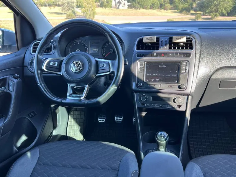 Продается надежный и стильный volkswagen polo 2018 года выпуска. этот автомобиль – идеальное сочетание комфорта, экономичности и современных технологий. основные характеристики: год выпуска: 2018 двигатель: 1.6 литра, бензин – обеспечивает оптимальный баланс между мощностью и экономией топлива. трансмиссия: механическая – для тех, кто ценит полный контроль над автомобилем и динамичное вождение. пробег: 146 000 км – подтверждает бережную эксплуатацию. комплектация: автомобиль предлагается в самой полной комплектации, что гарантирует максимальный комфорт и удовольствие от вождения: климат-контроль: поддерживает комфортную температуру в салоне в любое время года. мультируль: управление основными функциями автомобиля прямо с рулевого колеса. большой монитор: современная мультимедийная система с широким функционалом. парктроники: облегчают парковку в условиях ограниченного пространства. сидения ковши: обеспечивают отличную боковую поддержку проверкам. цена: 1.220.000₽ контакты: +79094223948 +7 (949) 5234890 - фотография - 7