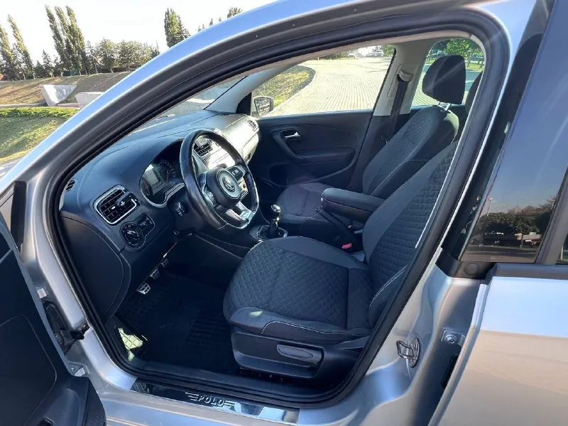 Продается надежный и стильный volkswagen polo 2018 года выпуска. этот автомобиль – идеальное сочетание комфорта, экономичности и современных технологий. основные характеристики: год выпуска: 2018 двигатель: 1.6 литра, бензин – обеспечивает оптимальный баланс между мощностью и экономией топлива. трансмиссия: механическая – для тех, кто ценит полный контроль над автомобилем и динамичное вождение. пробег: 146 000 км – подтверждает бережную эксплуатацию. комплектация: автомобиль предлагается в самой полной комплектации, что гарантирует максимальный комфорт и удовольствие от вождения: климат-контроль: поддерживает комфортную температуру в салоне в любое время года. мультируль: управление основными функциями автомобиля прямо с рулевого колеса. большой монитор: современная мультимедийная система с широким функционалом. парктроники: облегчают парковку в условиях ограниченного пространства. сидения ковши: обеспечивают отличную боковую поддержку проверкам. цена: 1.220.000₽ контакты: +79094223948 +7 (949) 5234890 - фотография - 9