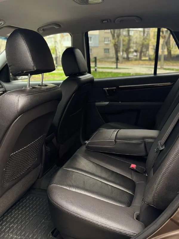 Тел. +79496447941 продам hyundai santa fe 2011г. в идеальном состоянии! по автомобилю делать ничего не надо!! готов ехать на любые проверки за ваш счёт! авто без дтп! автомобиль весь в родном окрасе!! можете приехать с толщиномером проверить! стёкла все заводские включая лобовое! птс оригинал два владельца по птс переоформление в мрэо комплектация двигатель 2.4 бензин пробег 220т родной! abs esp airbag без ключевой доступ запуск start stop круиз контроль бортовой компьютер камера заднего вида кожаный салон электропривод сидения помощь при спуске подогрев сидений подогрев зеркал parktronic датчик света датчик дождя электро слаживания зеркал двухзонный климат контроль 4 стеклоподъемника полный привод хорошая резина два ключа цена 1.380.000т. р очень срочно торг возможно продажа в кредит 📲 tg: @artur_dadunia 📞 звоните: +7(949)6447941 - фотография - 8