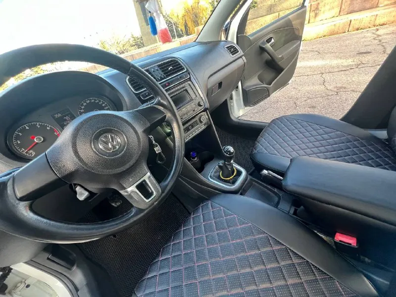 Продам volkswagen polo ( volkswagen поло) 2014 г. в. 1.6 мт 187 тыс. пробег. автомобиль полностью обслужен вложений не требует, доедет хоть до луны) двигатель масло не ест и не дымит не троит, цепь не тарахтит, работает отлично! коробка все передачи включаются плавно. кузов оцинкован в отличном состоянии. гур, abs, airbag, климат контроль греет холодит, передние, задние стеклоподъемники, подогрев сидений, обогрев заднего стекла электрорегулировка зеркал с подогревом. резина хорошая лето, зимняя в подарок. для переоформления поеду с вами в мрео. остальные вопросы по телефону. цена 790 тысяч рублей торг реальному покупателю. г. горловка +79495625234 мобильный, telegram, whatsapp. звонить можно в любое время. 📲 tg: денис 📞 звоните: +7(949)5625234 - фотография - 7