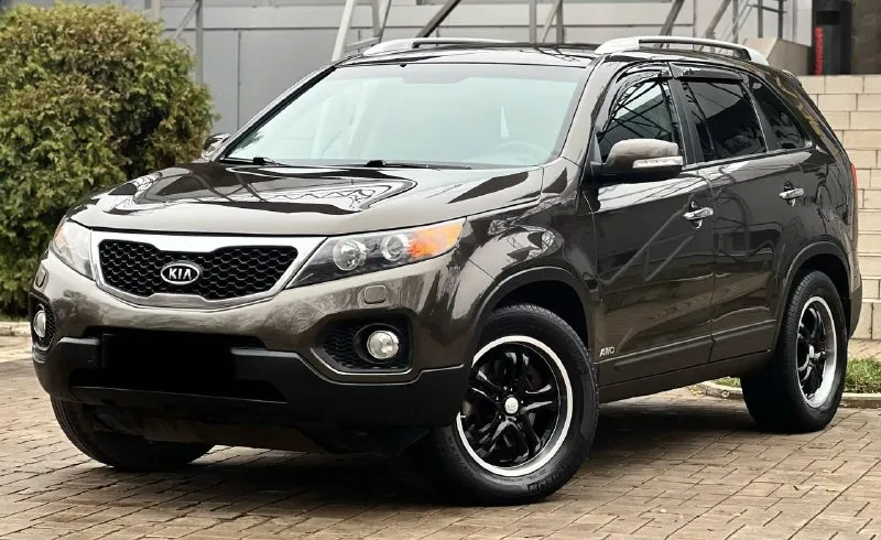 Продам шикарную kia sorento :2.4 бензин коробка:автомат пробег:165.000км привод:полный цена:1.320.000₽ торг номер: +79493687228 или +79490384804 на двух номерах есть телеграмм авто в идеальном состоянии без как либо вложений сел и поехал, мотор и коробка работают идеально, подвеска вся обслужена не издает абсолютно не каких посторонних звуков, салон авто как новый, без дырок и потертостей, кузов выглядит как на фото без ржавчину и вмятин!машина в максимально комплектации:кожаный салон с деревянными вставками, без ключевой доступ, кнопка старт стоп, парктроники, раздельный климат контроль, подогревы сидений, электра регулировки сидений, обогрев переднего и заднего стекла, мульти руль, круиз контроль, камера заднего вида, современный планшет со всеми плюшкам, датчики света и дождя, и многое другое! два комплекта ключей! действительно очень достойный автомобиль, больше информации по телефону! 📲 tg: @ninochka_ra 📞 звоните: +7(949)3687228 - фотография - 1