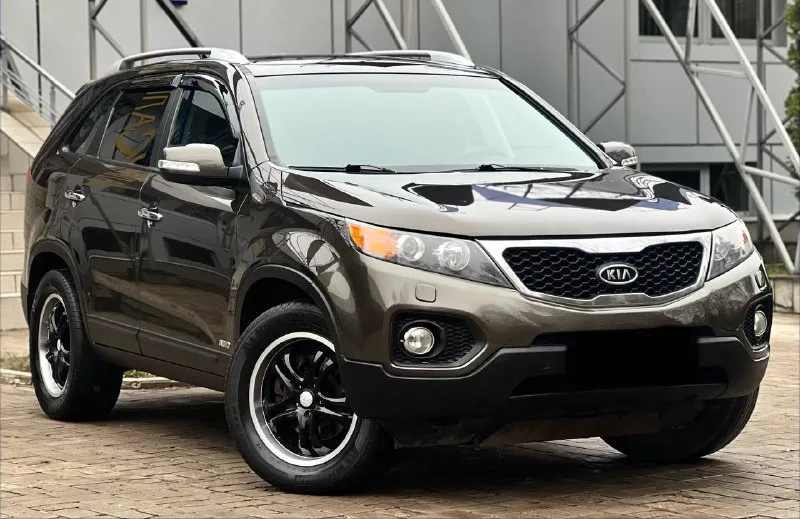 Продам шикарную kia sorento :2.4 бензин коробка:автомат пробег:165.000км привод:полный цена:1.320.000₽ торг номер: +79493687228 или +79490384804 на двух номерах есть телеграмм авто в идеальном состоянии без как либо вложений сел и поехал, мотор и коробка работают идеально, подвеска вся обслужена не издает абсолютно не каких посторонних звуков, салон авто как новый, без дырок и потертостей, кузов выглядит как на фото без ржавчину и вмятин!машина в максимально комплектации:кожаный салон с деревянными вставками, без ключевой доступ, кнопка старт стоп, парктроники, раздельный климат контроль, подогревы сидений, электра регулировки сидений, обогрев переднего и заднего стекла, мульти руль, круиз контроль, камера заднего вида, современный планшет со всеми плюшкам, датчики света и дождя, и многое другое! два комплекта ключей! действительно очень достойный автомобиль, больше информации по телефону! 📲 tg: @ninochka_ra 📞 звоните: +7(949)3687228 - фотография - 2