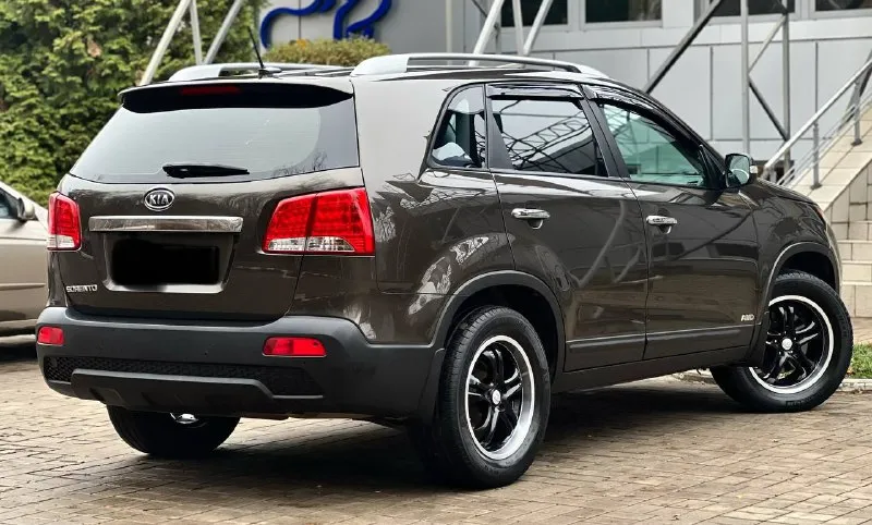 Продам шикарную kia sorento :2.4 бензин коробка:автомат пробег:165.000км привод:полный цена:1.320.000₽ торг номер: +79493687228 или +79490384804 на двух номерах есть телеграмм авто в идеальном состоянии без как либо вложений сел и поехал, мотор и коробка работают идеально, подвеска вся обслужена не издает абсолютно не каких посторонних звуков, салон авто как новый, без дырок и потертостей, кузов выглядит как на фото без ржавчину и вмятин!машина в максимально комплектации:кожаный салон с деревянными вставками, без ключевой доступ, кнопка старт стоп, парктроники, раздельный климат контроль, подогревы сидений, электра регулировки сидений, обогрев переднего и заднего стекла, мульти руль, круиз контроль, камера заднего вида, современный планшет со всеми плюшкам, датчики света и дождя, и многое другое! два комплекта ключей! действительно очень достойный автомобиль, больше информации по телефону! 📲 tg: @ninochka_ra 📞 звоните: +7(949)3687228 - фотография - 5