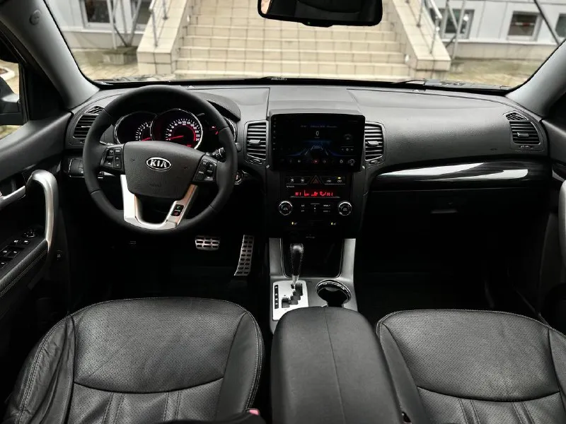 Продам шикарную kia sorento :2.4 бензин коробка:автомат пробег:165.000км привод:полный цена:1.320.000₽ торг номер: +79493687228 или +79490384804 на двух номерах есть телеграмм авто в идеальном состоянии без как либо вложений сел и поехал, мотор и коробка работают идеально, подвеска вся обслужена не издает абсолютно не каких посторонних звуков, салон авто как новый, без дырок и потертостей, кузов выглядит как на фото без ржавчину и вмятин!машина в максимально комплектации:кожаный салон с деревянными вставками, без ключевой доступ, кнопка старт стоп, парктроники, раздельный климат контроль, подогревы сидений, электра регулировки сидений, обогрев переднего и заднего стекла, мульти руль, круиз контроль, камера заднего вида, современный планшет со всеми плюшкам, датчики света и дождя, и многое другое! два комплекта ключей! действительно очень достойный автомобиль, больше информации по телефону! 📲 tg: @ninochka_ra 📞 звоните: +7(949)3687228 - фотография - 7