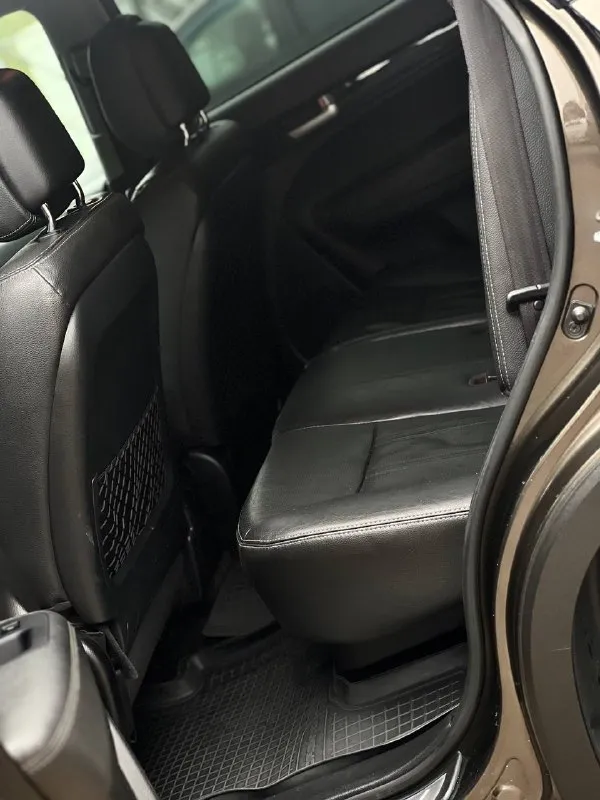 Продам шикарную kia sorento :2.4 бензин коробка:автомат пробег:165.000км привод:полный цена:1.320.000₽ торг номер: +79493687228 или +79490384804 на двух номерах есть телеграмм авто в идеальном состоянии без как либо вложений сел и поехал, мотор и коробка работают идеально, подвеска вся обслужена не издает абсолютно не каких посторонних звуков, салон авто как новый, без дырок и потертостей, кузов выглядит как на фото без ржавчину и вмятин!машина в максимально комплектации:кожаный салон с деревянными вставками, без ключевой доступ, кнопка старт стоп, парктроники, раздельный климат контроль, подогревы сидений, электра регулировки сидений, обогрев переднего и заднего стекла, мульти руль, круиз контроль, камера заднего вида, современный планшет со всеми плюшкам, датчики света и дождя, и многое другое! два комплекта ключей! действительно очень достойный автомобиль, больше информации по телефону! 📲 tg: @ninochka_ra 📞 звоните: +7(949)3687228 - фотография - 8