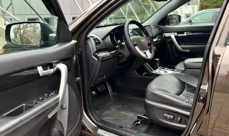 Продам шикарную kia sorento :2.4 бензин коробка:автомат пробег:165.000км привод:полный цена:1.320.000₽ торг номер: +79493687228 или +79490384804 на двух номерах есть телеграмм авто в идеальном состоянии без как либо вложений сел и поехал, мотор и коробка работают идеально, подвеска вся обслужена не издает абсолютно не каких посторонних звуков, салон авто как новый, без дырок и потертостей, кузов выглядит как на фото без ржавчину и вмятин!машина в максимально комплектации:кожаный салон с деревянными вставками, без ключевой доступ, кнопка старт стоп, парктроники, раздельный климат контроль, подогревы сидений, электра регулировки сидений, обогрев переднего и заднего стекла, мульти руль, круиз контроль, камера заднего вида, современный планшет со всеми плюшкам, датчики света и дождя, и многое другое! два комплекта ключей! действительно очень достойный автомобиль, больше информации по телефону! 📲 tg: @ninochka_ra 📞 звоните: +7(949)3687228 - фотография - 9