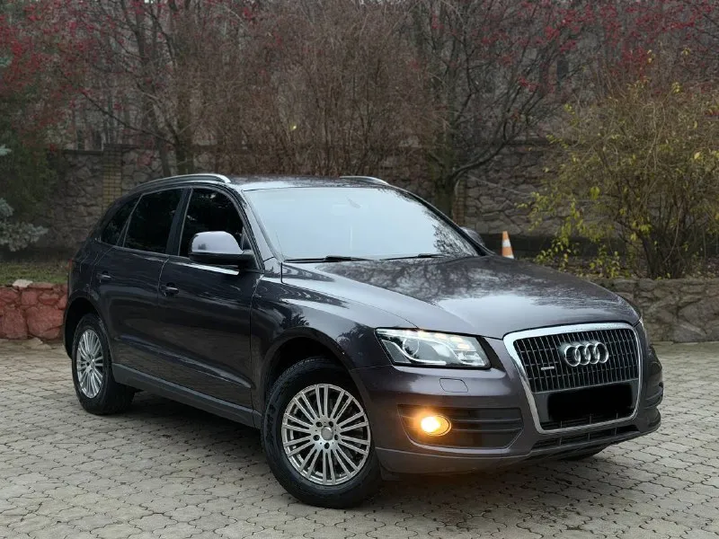 В продаже audi q5 2012 года выпуска автомобиль на бензиновом моторе 2.0, работает идеально без каких либо звуков или нюансов! коробка также без каких либо проблем, машина очень комфортная и уютная, на очень хорошей комплектации есть абсолютно все что нужно и даже больше: климат контроль, все возможные подогревы, классная музыка, мульти руль, кожаный салон, и тд! юридически абсолютно чистый автомобиль, возможна продажа в кредит, также рассмотрю ваши предложения на обмен осмотр донецк цена: 1.280.000₽, торг быстрому покупателю! ☎️ +7 (949) 374-95-82 📞 звоните: +7(949)3749582 - фотография - 3