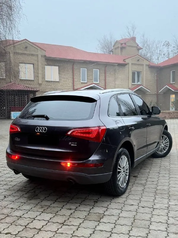 В продаже audi q5 2012 года выпуска автомобиль на бензиновом моторе 2.0, работает идеально без каких либо звуков или нюансов! коробка также без каких либо проблем, машина очень комфортная и уютная, на очень хорошей комплектации есть абсолютно все что нужно и даже больше: климат контроль, все возможные подогревы, классная музыка, мульти руль, кожаный салон, и тд! юридически абсолютно чистый автомобиль, возможна продажа в кредит, также рассмотрю ваши предложения на обмен осмотр донецк цена: 1.280.000₽, торг быстрому покупателю! ☎️ +7 (949) 374-95-82 📞 звоните: +7(949)3749582 - фотография - 5