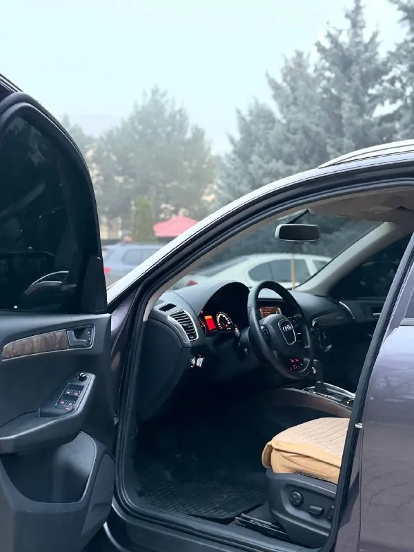 В продаже audi q5 2012 года выпуска автомобиль на бензиновом моторе 2.0, работает идеально без каких либо звуков или нюансов! коробка также без каких либо проблем, машина очень комфортная и уютная, на очень хорошей комплектации есть абсолютно все что нужно и даже больше: климат контроль, все возможные подогревы, классная музыка, мульти руль, кожаный салон, и тд! юридически абсолютно чистый автомобиль, возможна продажа в кредит, также рассмотрю ваши предложения на обмен осмотр донецк цена: 1.280.000₽, торг быстрому покупателю! ☎️ +7 (949) 374-95-82 📞 звоните: +7(949)3749582 - фотография - 8