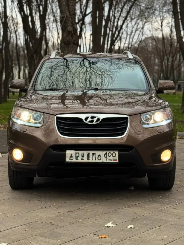 Тел. +79496447941 продам hyundai santa fe 2011г. в идеальном состоянии! по автомобилю делать ничего не надо!! готов ехать на любые проверки за ваш счёт! авто без дтп! автомобиль весь в родном окрасе!! можете приехать с толщиномером проверить! стёкла все заводские включая лобовое! птс оригинал два владельца по птс переоформление в мрэо комплектация двигатель 2.4 бензин пробег 220т родной! abs esp airbag без ключевой доступ запуск start stop круиз контроль бортовой компьютер камера заднего вида кожаный салон электропривод сидения помощь при спуске подогрев сидений подогрев зеркал parktronic датчик света датчик дождя электро слаживания зеркал двухзонный климат контроль 4 стеклоподъемника полный привод хорошая резина два ключа цена 1.380.000т. р очень срочно торг возможно продажа в кредит - фотография - 2