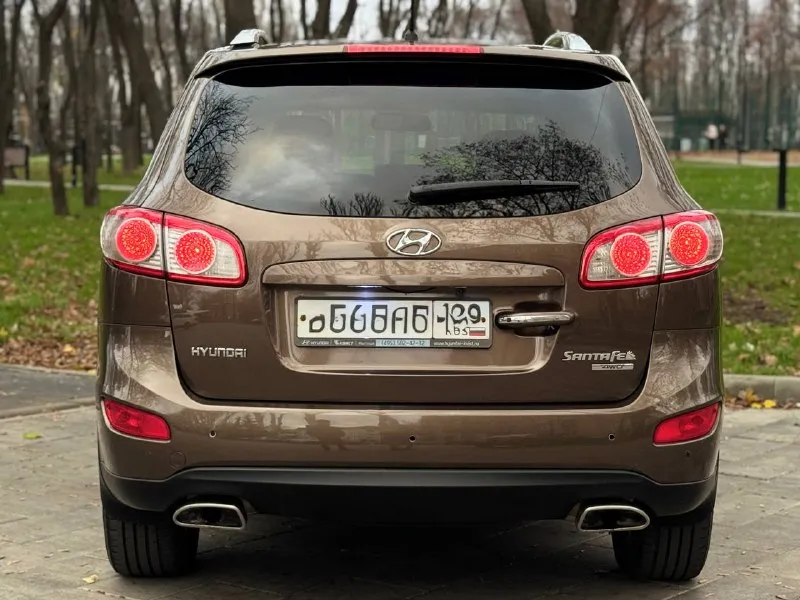 Тел. +79496447941 продам hyundai santa fe 2011г. в идеальном состоянии! по автомобилю делать ничего не надо!! готов ехать на любые проверки за ваш счёт! авто без дтп! автомобиль весь в родном окрасе!! можете приехать с толщиномером проверить! стёкла все заводские включая лобовое! птс оригинал два владельца по птс переоформление в мрэо комплектация двигатель 2.4 бензин пробег 220т родной! abs esp airbag без ключевой доступ запуск start stop круиз контроль бортовой компьютер камера заднего вида кожаный салон электропривод сидения помощь при спуске подогрев сидений подогрев зеркал parktronic датчик света датчик дождя электро слаживания зеркал двухзонный климат контроль 4 стеклоподъемника полный привод хорошая резина два ключа цена 1.380.000т. р очень срочно торг возможно продажа в кредит - фотография - 5