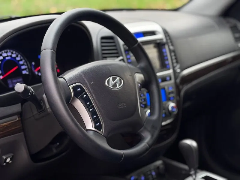 Тел. +79496447941 продам hyundai santa fe 2011г. в идеальном состоянии! по автомобилю делать ничего не надо!! готов ехать на любые проверки за ваш счёт! авто без дтп! автомобиль весь в родном окрасе!! можете приехать с толщиномером проверить! стёкла все заводские включая лобовое! птс оригинал два владельца по птс переоформление в мрэо комплектация двигатель 2.4 бензин пробег 220т родной! abs esp airbag без ключевой доступ запуск start stop круиз контроль бортовой компьютер камера заднего вида кожаный салон электропривод сидения помощь при спуске подогрев сидений подогрев зеркал parktronic датчик света датчик дождя электро слаживания зеркал двухзонный климат контроль 4 стеклоподъемника полный привод хорошая резина два ключа цена 1.380.000т. р очень срочно торг возможно продажа в кредит - фотография - 9