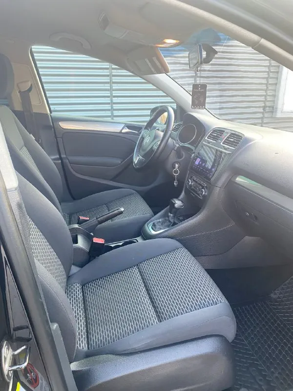 В продаже volkswagen golf 6 2010 года выпуска на автомате!!! пробег 178000 тыс. км. (честного подтвержденного автотекой) автотека зеленая!!! без дтп и страховых выплат!!! скину по запросу, мотор 1.6 bse надежный беспроблемный бензиновый мотор 102 л. с. автомобиль прошел большое т. о мотор шепчет! масло не ест ни грамма!!! работает тихо его и не слышно! также обслужена коробка с заменой масла и фильтров, переключает идеально. автомобиль на хорошей комплектации, есть все для комфортного вождения! это: двухзонный климат контроль. кожаный мультируль, подогрев сидений и зеркал, 4 электростеклоподъемника дорогая андроид магнитола! и многое другое, все не описать! автомобиль на новой резине. по ходовой не единого стука! кузов в идеальном состоянии!!! осмотр город макеевка. (центр) цена 890 тыс. торг! +79493471306 - фотография - 10