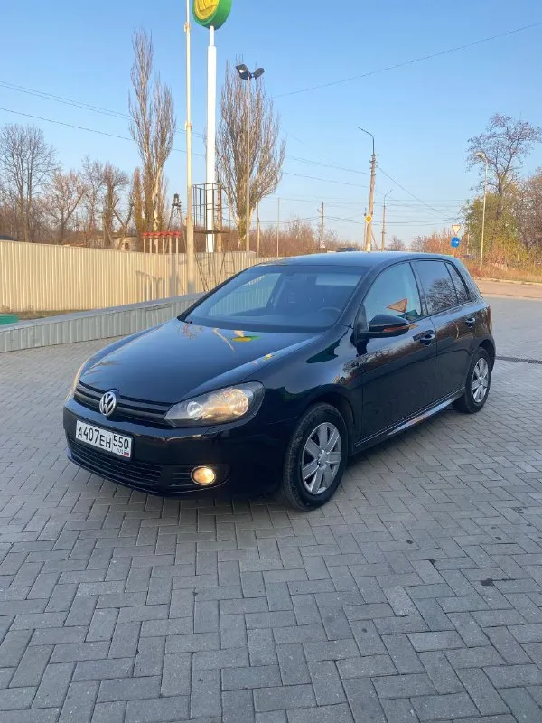 В продаже volkswagen golf 6 2010 года выпуска на автомате!!! пробег 178000 тыс. км. (честного подтвержденного автотекой) автотека зеленая!!! без дтп и страховых выплат!!! скину по запросу, мотор 1.6 bse надежный беспроблемный бензиновый мотор 102 л. с. автомобиль прошел большое т. о мотор шепчет! масло не ест ни грамма!!! работает тихо его и не слышно! также обслужена коробка с заменой масла и фильтров, переключает идеально. автомобиль на хорошей комплектации, есть все для комфортного вождения! это: двухзонный климат контроль. кожаный мультируль, подогрев сидений и зеркал, 4 электростеклоподъемника дорогая андроид магнитола! и многое другое, все не описать! автомобиль на новой резине. по ходовой не единого стука! кузов в идеальном состоянии!!! осмотр город макеевка. (центр) цена 890 тыс. торг! +79493471306 - фотография - 2