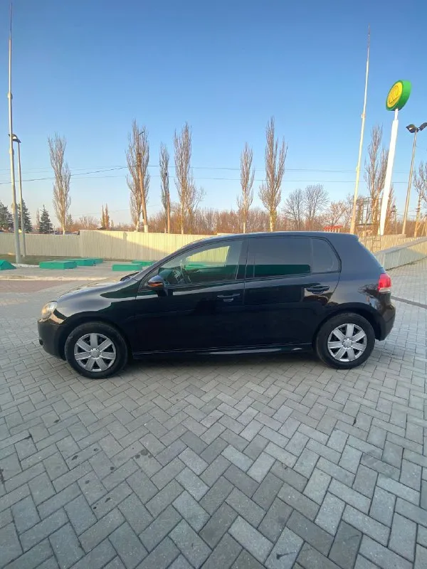 В продаже volkswagen golf 6 2010 года выпуска на автомате!!! пробег 178000 тыс. км. (честного подтвержденного автотекой) автотека зеленая!!! без дтп и страховых выплат!!! скину по запросу, мотор 1.6 bse надежный беспроблемный бензиновый мотор 102 л. с. автомобиль прошел большое т. о мотор шепчет! масло не ест ни грамма!!! работает тихо его и не слышно! также обслужена коробка с заменой масла и фильтров, переключает идеально. автомобиль на хорошей комплектации, есть все для комфортного вождения! это: двухзонный климат контроль. кожаный мультируль, подогрев сидений и зеркал, 4 электростеклоподъемника дорогая андроид магнитола! и многое другое, все не описать! автомобиль на новой резине. по ходовой не единого стука! кузов в идеальном состоянии!!! осмотр город макеевка. (центр) цена 890 тыс. торг! +79493471306 - фотография - 3