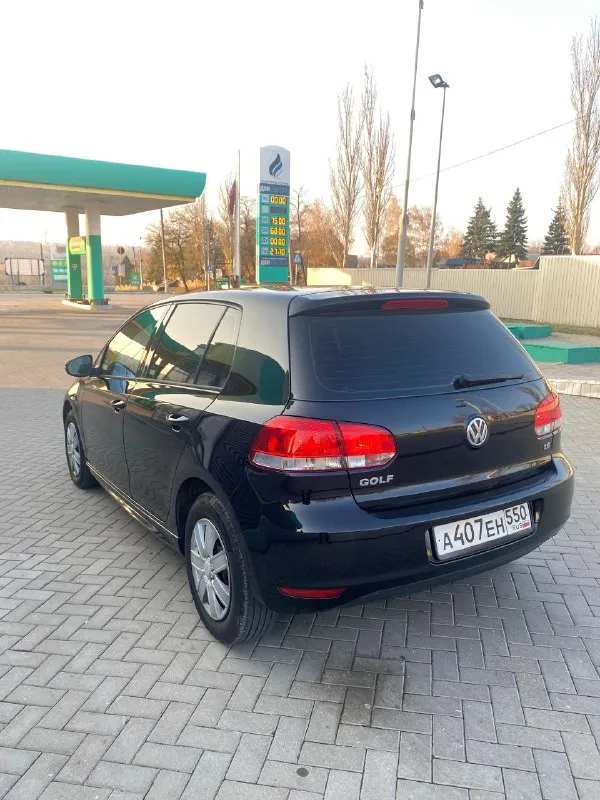 В продаже volkswagen golf 6 2010 года выпуска на автомате!!! пробег 178000 тыс. км. (честного подтвержденного автотекой) автотека зеленая!!! без дтп и страховых выплат!!! скину по запросу, мотор 1.6 bse надежный беспроблемный бензиновый мотор 102 л. с. автомобиль прошел большое т. о мотор шепчет! масло не ест ни грамма!!! работает тихо его и не слышно! также обслужена коробка с заменой масла и фильтров, переключает идеально. автомобиль на хорошей комплектации, есть все для комфортного вождения! это: двухзонный климат контроль. кожаный мультируль, подогрев сидений и зеркал, 4 электростеклоподъемника дорогая андроид магнитола! и многое другое, все не описать! автомобиль на новой резине. по ходовой не единого стука! кузов в идеальном состоянии!!! осмотр город макеевка. (центр) цена 890 тыс. торг! +79493471306 - фотография - 4