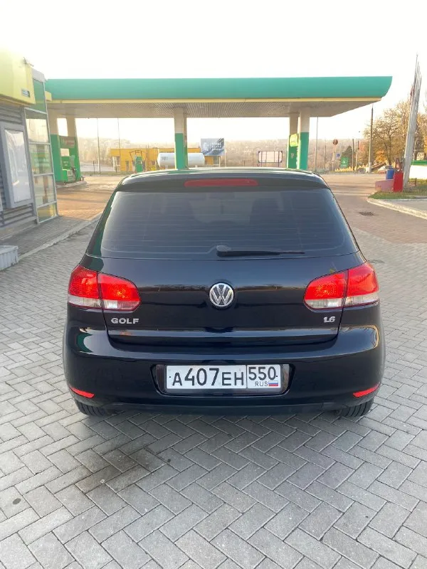 В продаже volkswagen golf 6 2010 года выпуска на автомате!!! пробег 178000 тыс. км. (честного подтвержденного автотекой) автотека зеленая!!! без дтп и страховых выплат!!! скину по запросу, мотор 1.6 bse надежный беспроблемный бензиновый мотор 102 л. с. автомобиль прошел большое т. о мотор шепчет! масло не ест ни грамма!!! работает тихо его и не слышно! также обслужена коробка с заменой масла и фильтров, переключает идеально. автомобиль на хорошей комплектации, есть все для комфортного вождения! это: двухзонный климат контроль. кожаный мультируль, подогрев сидений и зеркал, 4 электростеклоподъемника дорогая андроид магнитола! и многое другое, все не описать! автомобиль на новой резине. по ходовой не единого стука! кузов в идеальном состоянии!!! осмотр город макеевка. (центр) цена 890 тыс. торг! +79493471306 - фотография - 5